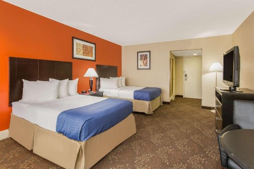 Baymont by Wyndham Fayetteville Fort Bragg Area - image 9