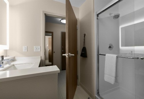 Holiday Inn Express & Suites - Fayetteville South an IHG Hotel - image 11