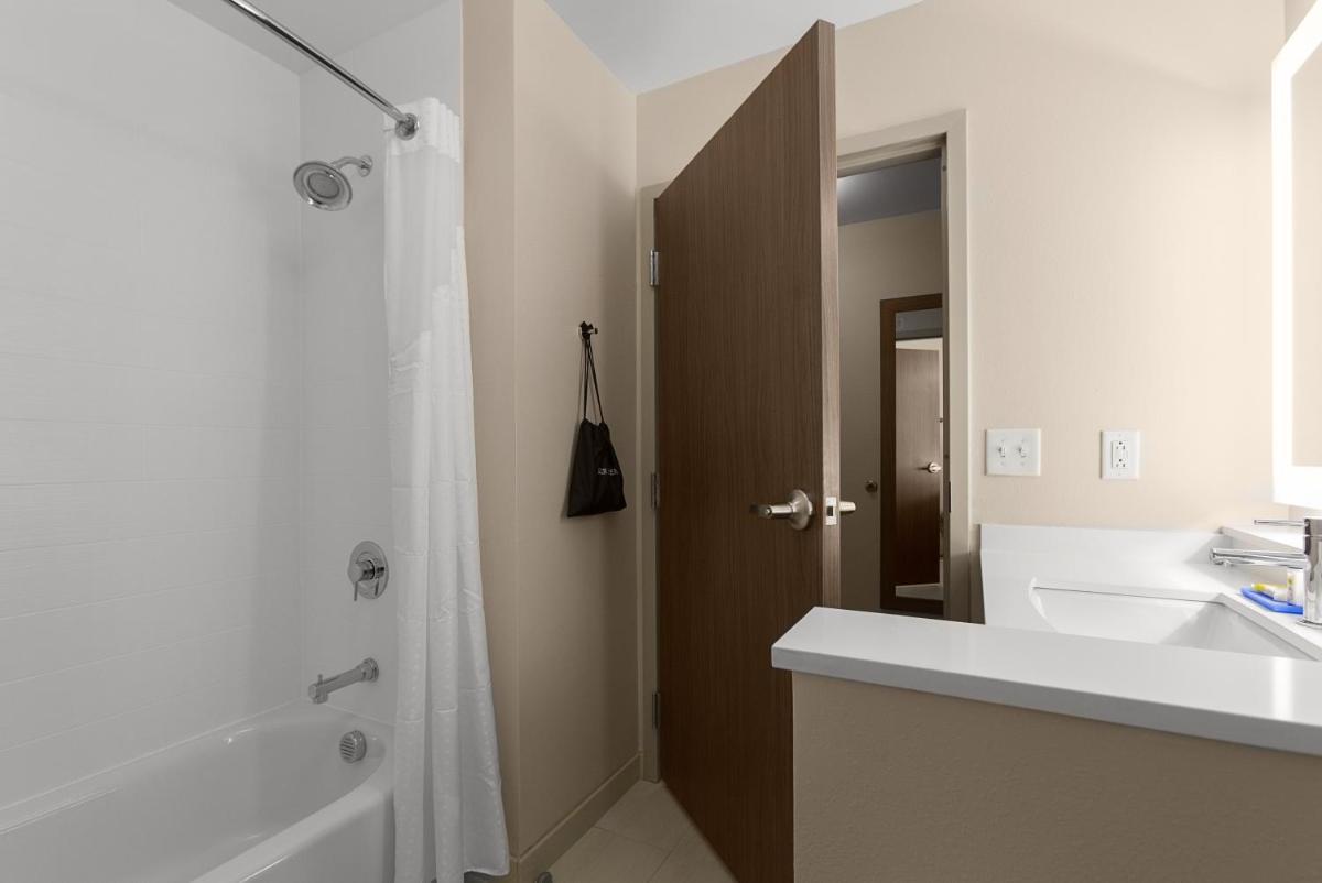 Holiday Inn Express & Suites - Fayetteville South an IHG Hotel - image 3