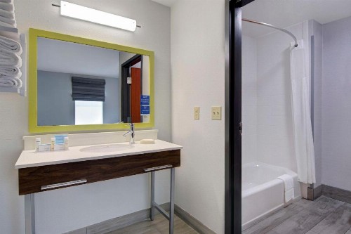 Hampton Inn Fayetteville - image 17