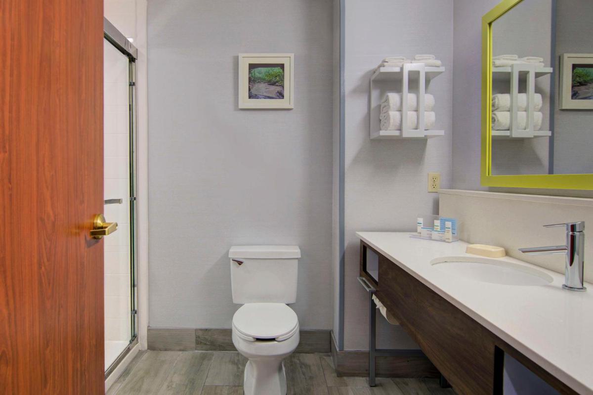Hampton Inn Fayetteville - image 4