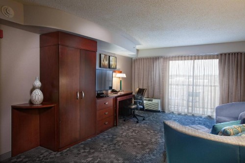 Courtyard by Marriott Fayetteville - image 22
