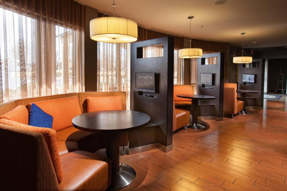 Courtyard by Marriott Fayetteville - image 3