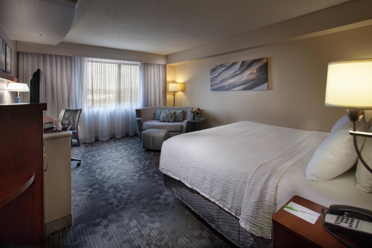 Courtyard by Marriott Fayetteville - image 4