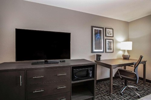 La Quinta by Wyndham Fayetteville - image 3