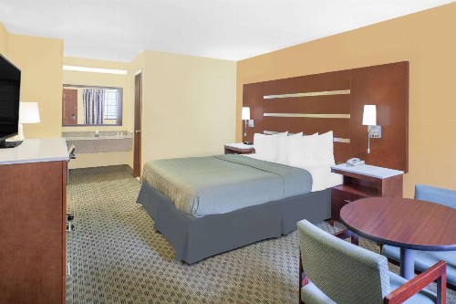 Days Inn by Wyndham Fayetteville - image 6
