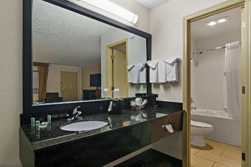 Best Western Windsor Suites - image 21