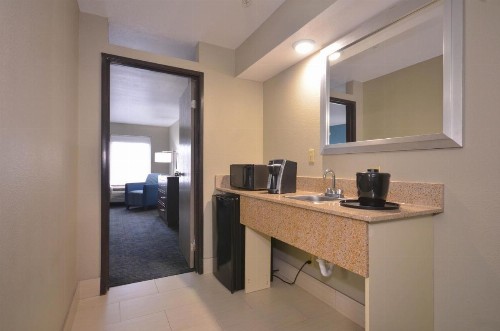 Holiday Inn Express & Suites Fayetteville University of Arkansas Area an IHG Hotel - image 11