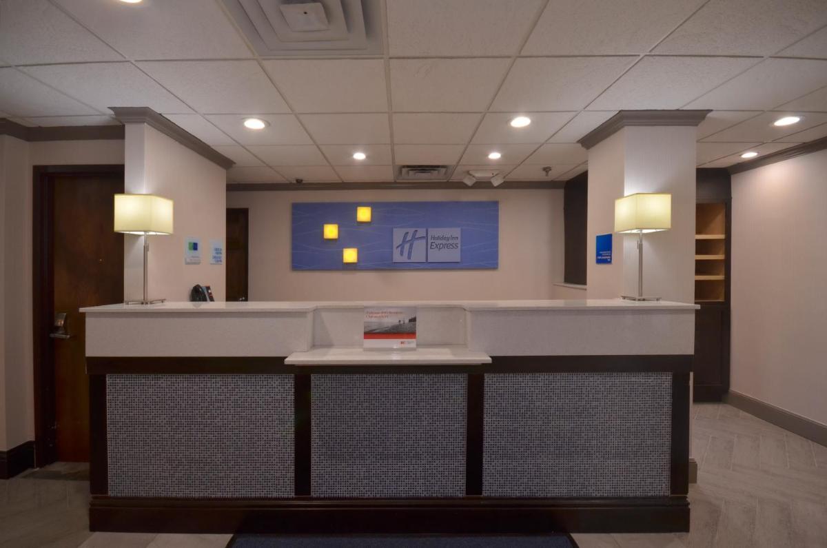 Holiday Inn Express & Suites Fayetteville University of Arkansas Area an IHG Hotel - image 4