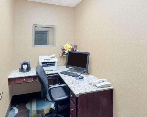Comfort Inn & Suites Fayetteville-University Area - image 15