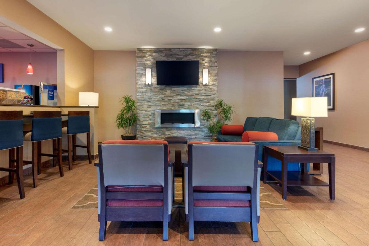 Comfort Inn & Suites Fayetteville-University Area - image 2