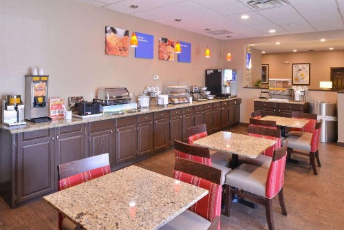 Comfort Inn & Suites Fayetteville-University Area - image 27