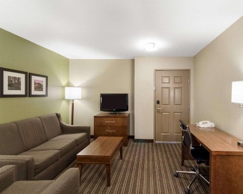 Comfort Inn & Suites Fayetteville-University Area - image 3