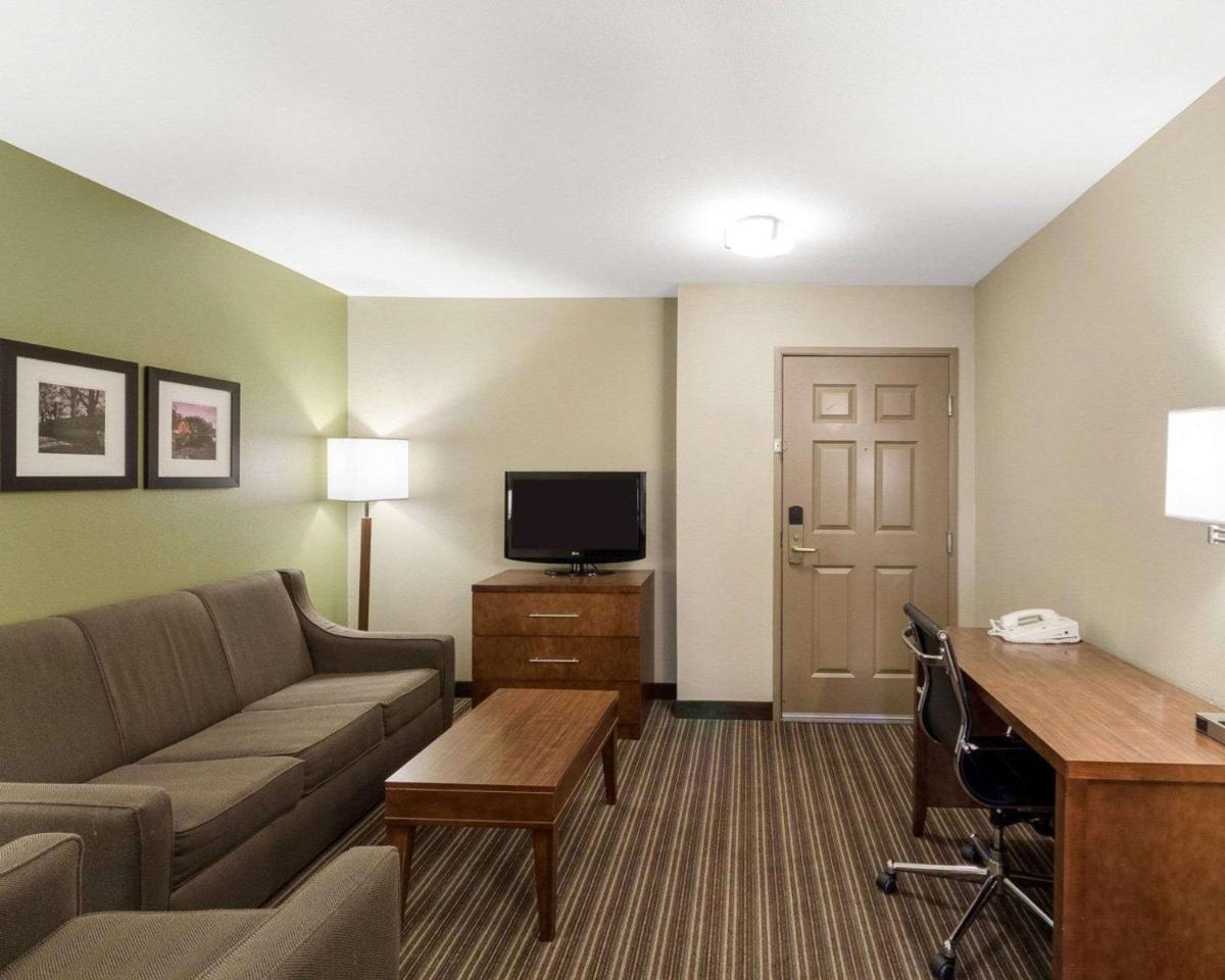 Comfort Inn & Suites Fayetteville-University Area - image 3