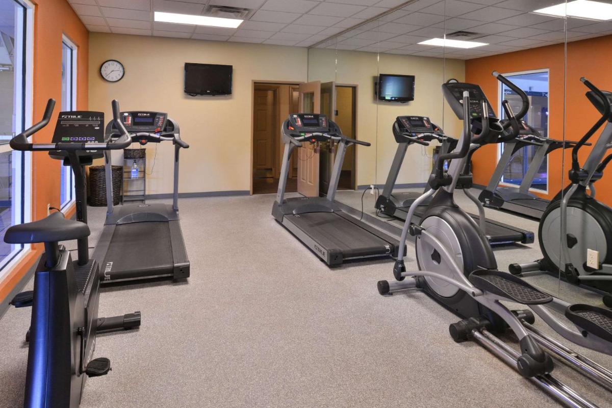 Comfort Inn & Suites Fayetteville-University Area - image 4