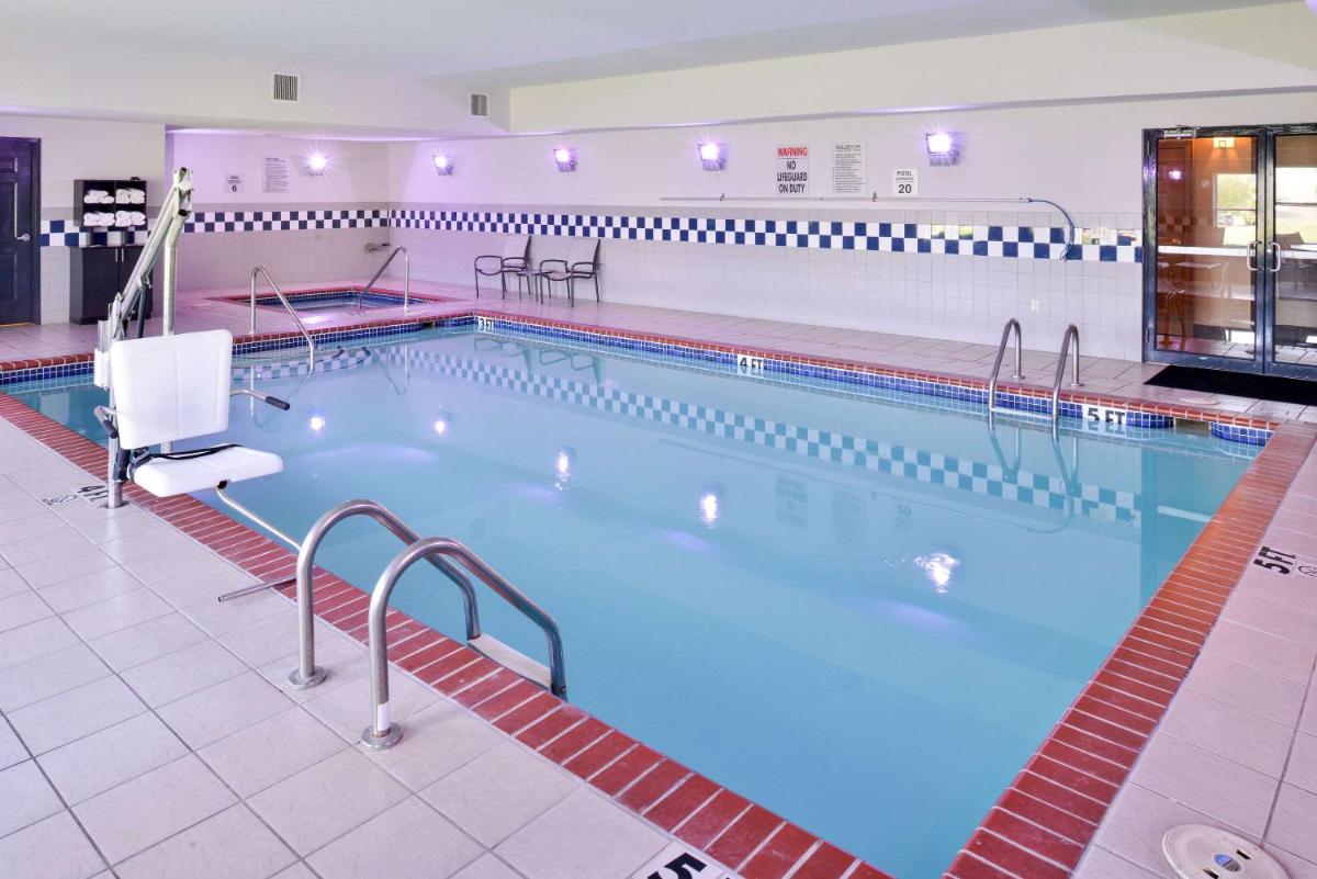 Comfort Inn & Suites Fayetteville-University Area - image 5