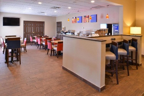 Comfort Inn & Suites Fayetteville-University Area - image 7