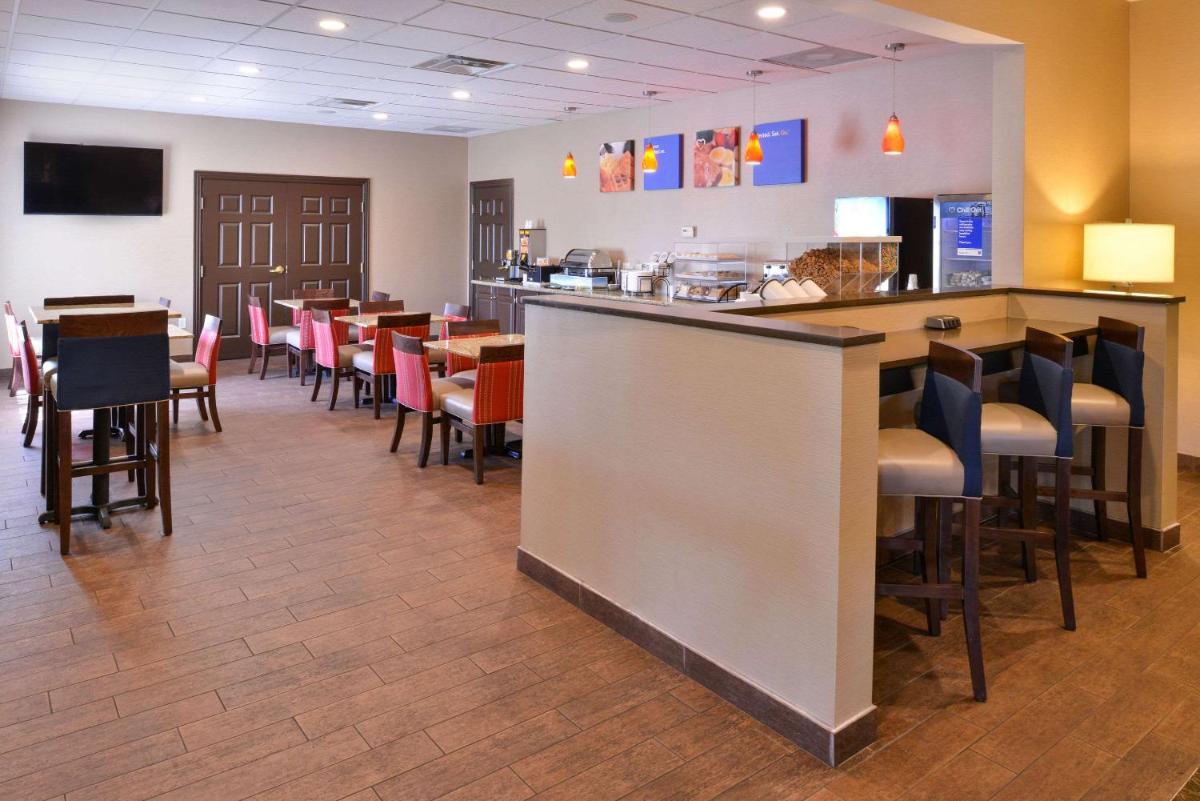 Comfort Inn & Suites Fayetteville-University Area - image 7