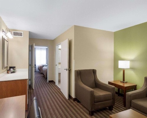 Comfort Inn & Suites Fayetteville-University Area - image 8