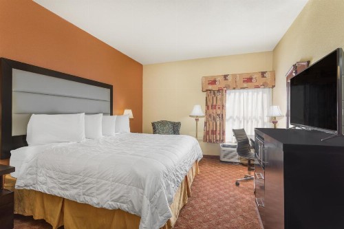Baymont by Wyndham Fayetteville - image 12