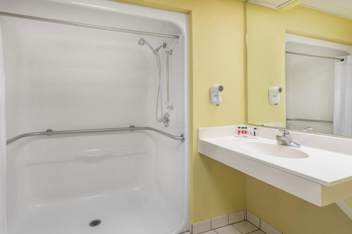 Baymont by Wyndham Fayetteville - image 2