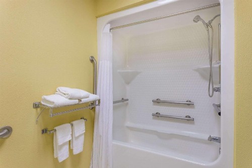 Baymont by Wyndham Fayetteville - image 9