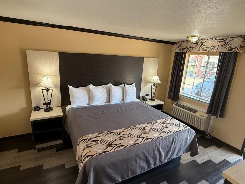 Regency 7 Motel - image 15