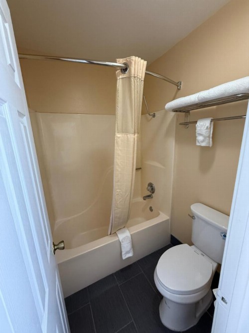 Regency 7 Motel - image 16