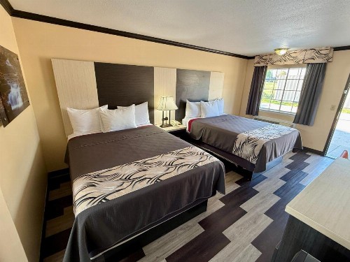 Regency 7 Motel - image 17
