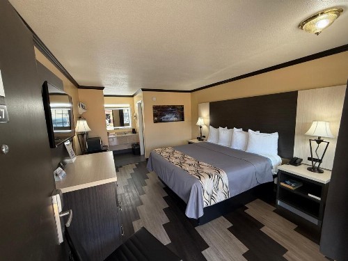 Regency 7 Motel - image 19