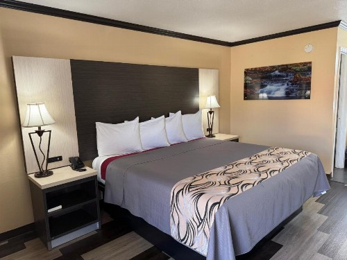 Regency 7 Motel - image 2