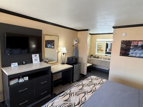 Regency 7 Motel - image 9