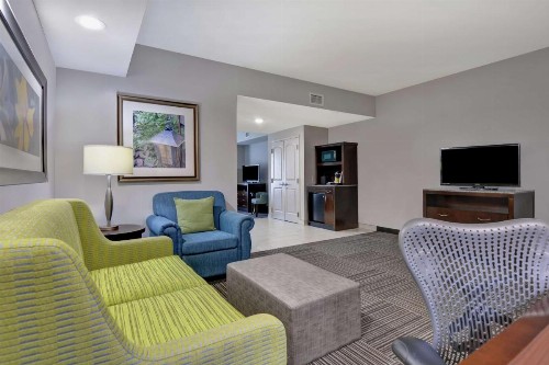 Hilton Garden Inn and Fayetteville Convention Center - image 18