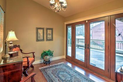Rustic Fayetteville Townhome with Fireplace and 3 Decks - image 10