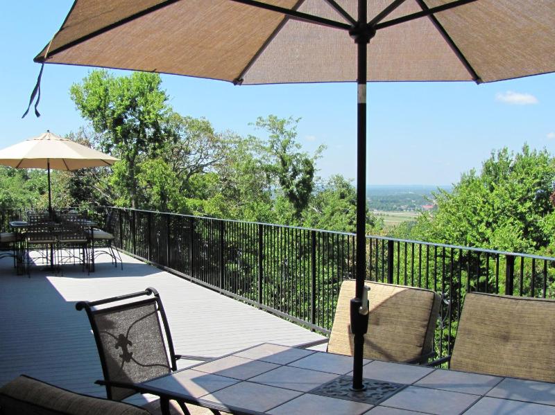 Rustic Fayetteville Townhome with Fireplace and 3 Decks - image 3