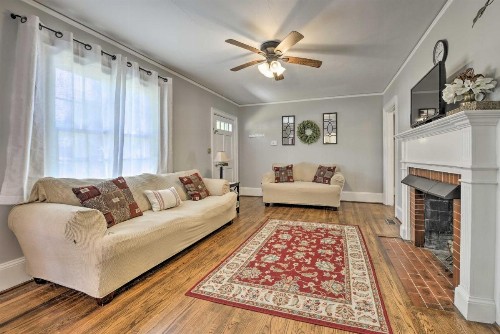 Charming Cottage with Yard Less Than 2 Mi to Downtown!