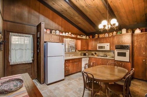 18B Hiltbrand Hangout - image 10