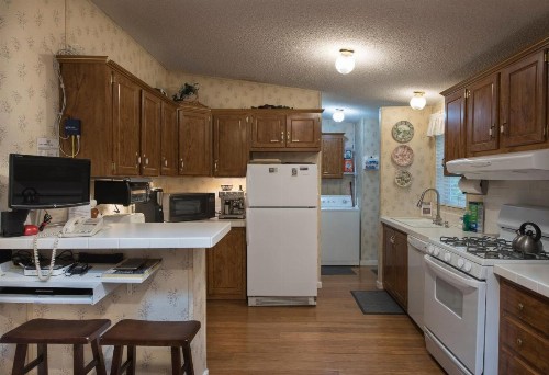 42R Rosenberg's Creekside Cabin - image 6