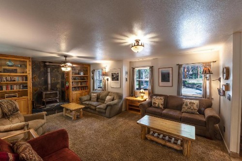 Friends Lodge - 3BR/3BA Holiday Home - image 10
