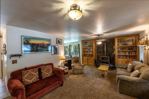 Friends Lodge - 3BR/3BA Holiday Home - image 12