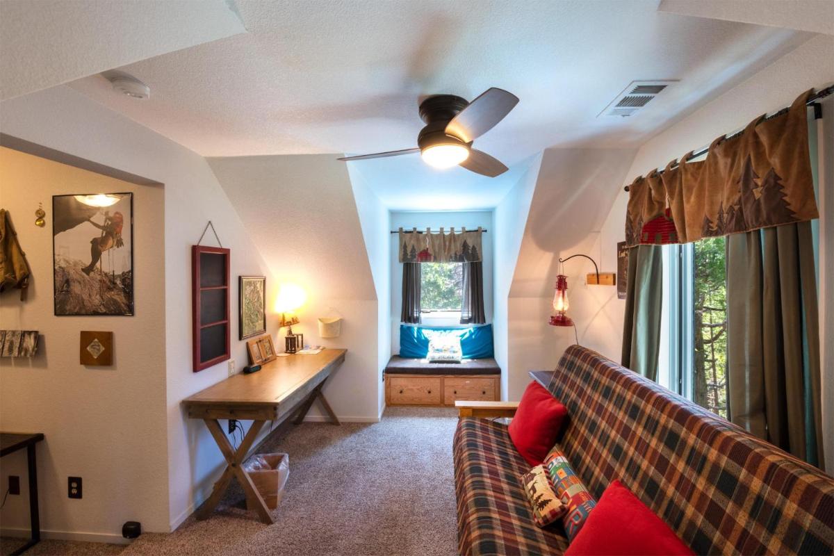 Friends Lodge - 3BR/3BA Holiday Home - image 3