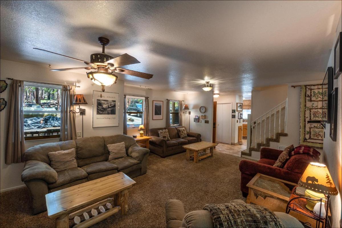 Friends Lodge - 3BR/3BA Holiday Home - image 7