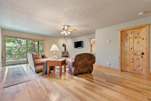 Black Pine Retreat- 5 Mins from Southgate of Yosemite - image 6