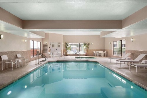 Country Inn & Suites by Radisson Flagstaff AZ - image 3