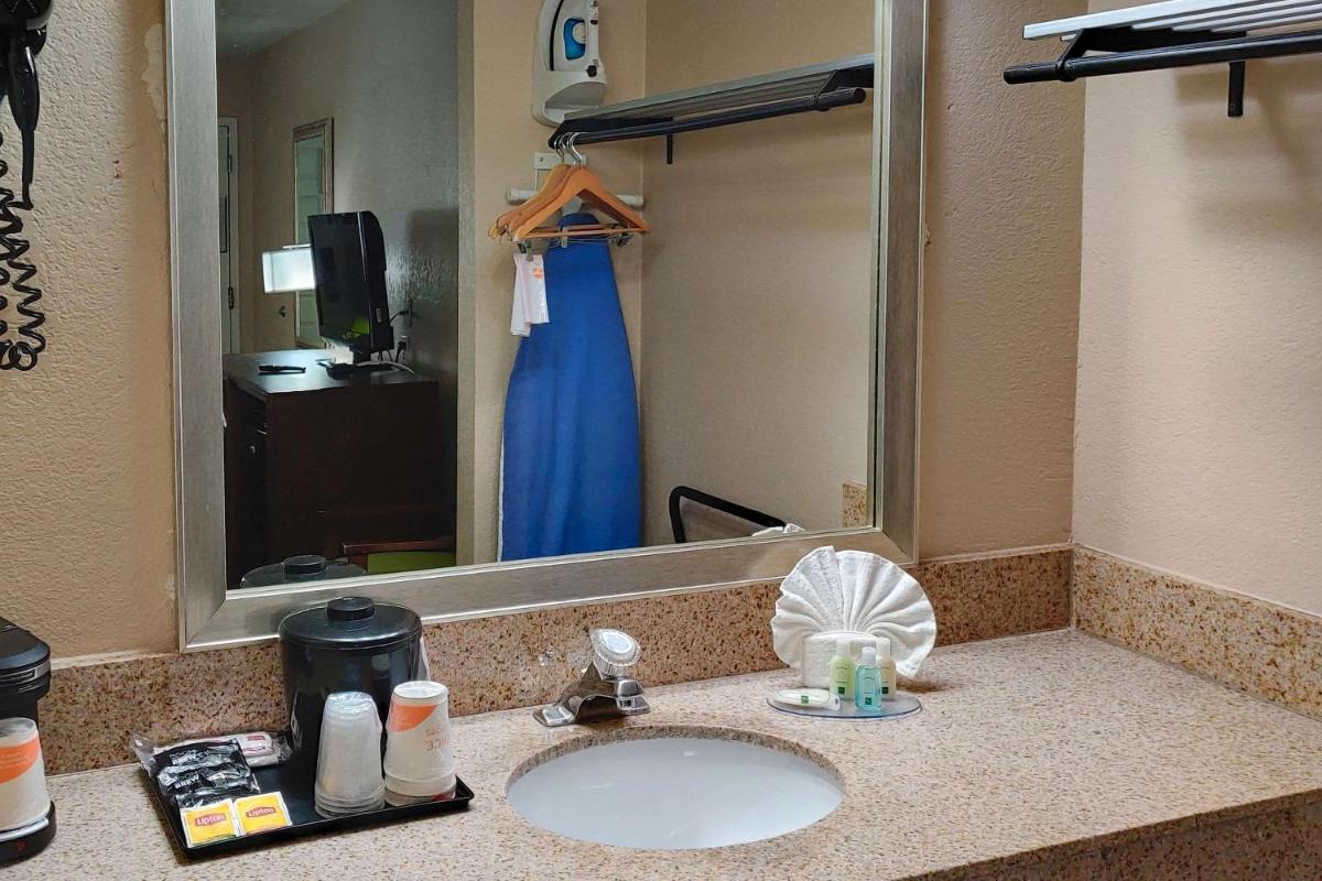 Quality Inn Flagstaff East I-40 - image 3