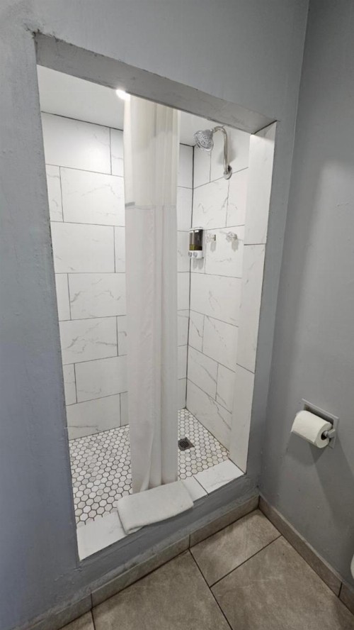 Travelers Inn - image 10
