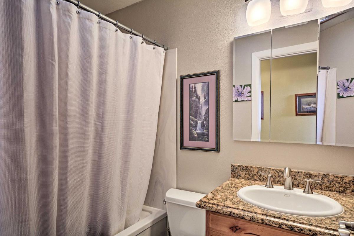 Flagstaff Townhome - Walk to Country Club - Pools! - image 4