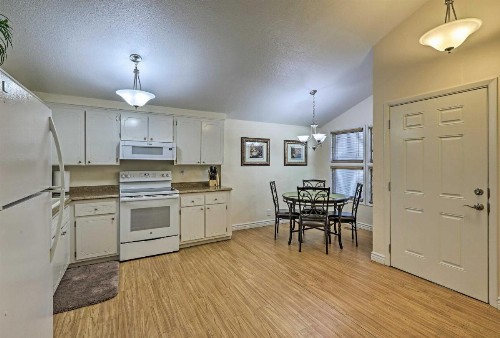 Flagstaff Townhome with Deck Easy Access Downtown! - image 9