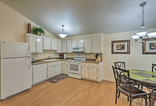 Flagstaff Townhome with Deck Easy Access Downtown! - image 10