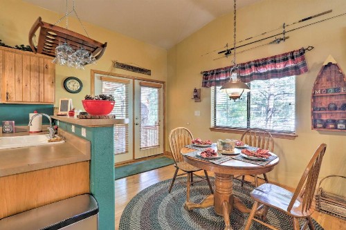 Rustic Cabin with Deck about 4 Mi to Old Town Flagstaff!